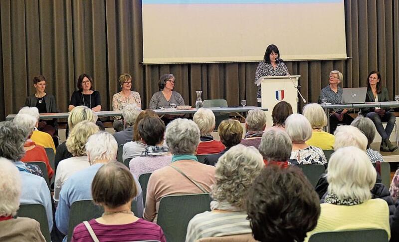 Die aktuellen und zum Glück bleibenden Vorstandsfrauen: 
         
         
            Helen Mangold, Nicole Bruggisser, Josefa Wieser, Jacqueline Bösiger, 
         
         
            Irène Persson, Gabi Simmendinger und Franziska Ryf. Fotos: U. Handschin