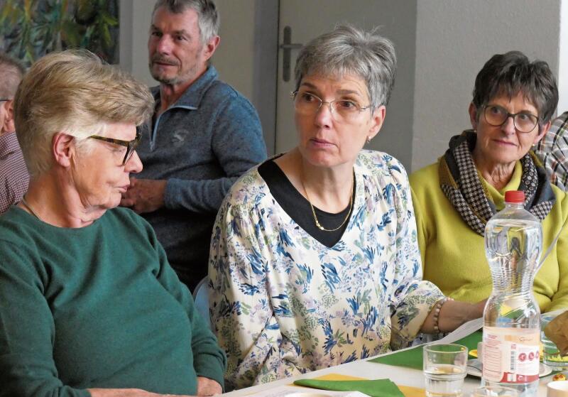 Über das neu gewählte Vorstandsmitglied Franziska Degen (Mitte) freute sich auch die ehemalige langjährige Präsidentin und Gründungsmitglied Ruth Berger (l.).