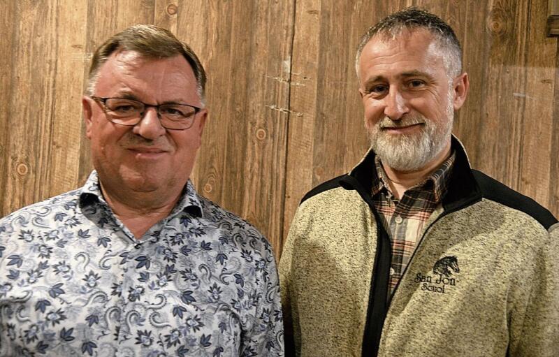 Das Amt der Fachstelle Bienen der Kantone BL/BS/SO am Wallierhof in Riedholz geht am 1. April 2024 vom langjährigen Amtsinhaber Marcel Strub (l.) an Raphael Giossi, der an der DV anwesend war.  Foto: Edi Gysin