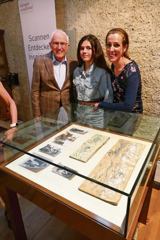 Studierten die Vitrine mit den Fotos ihres Vorfahren Fritz Pümpin: Sohn Cuno Pümpin, Urenkelin Brianna und Enkelin Susanne Meier-Pümpin.