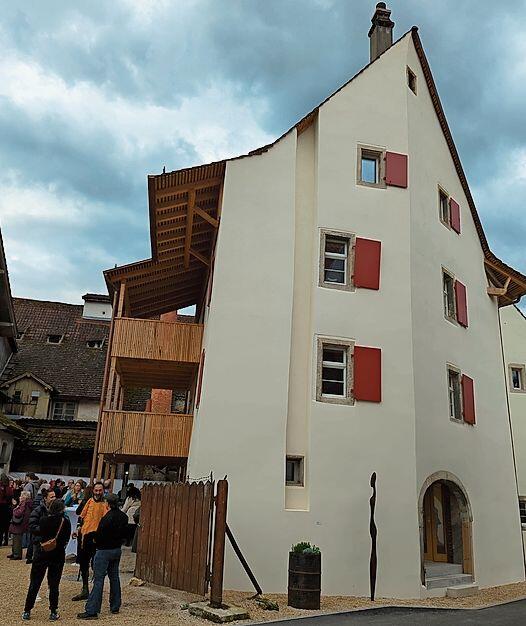 Das sanierte Trocknungshaus öffnet anlässlich einer Kunstausstellung seine Türen für die Bevölkerung.Fotos: M. Schaffner