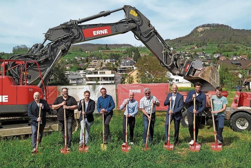 Als symbolischer Akt wurde der Spatenstich zum Baustart 
         
         
            der neuen Dreifachturnhalle. Fotos: S. van Riemsdijk