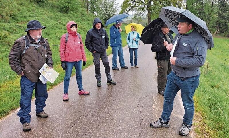 Begehung des Obstgartens mit den beiden Gruppenleiter, Ueli Lanz und Marcel Itin. Foto: P. Aenishänslin