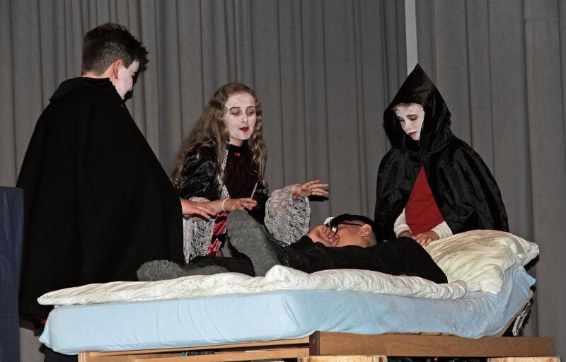 Die Vampire wollen an das frische Blut, weil sie Hunger haben.