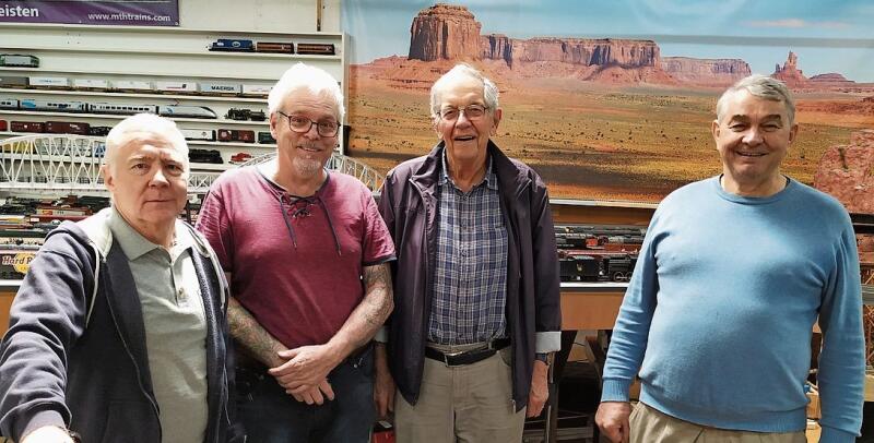 Die Mitglieder bauen seit rund 20 Jahren an der Anlage. Josef Schumacher, Christian Loosli, Fridolin Heftli und Alfred Zeller (v.l.).