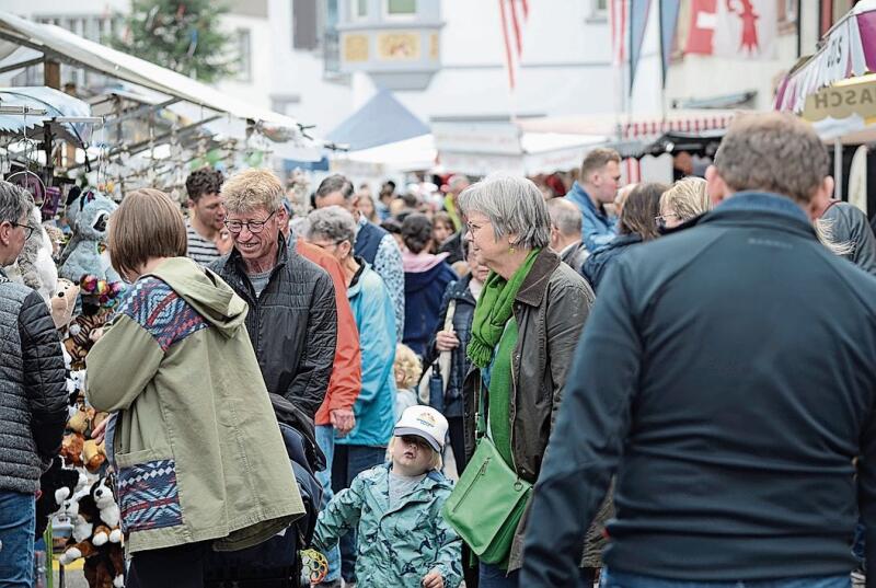 Gelegentlich gab es bei den Ständen ein richtiges Gedränge. Fotos: S. van Riemsdijk