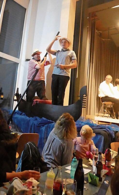 Die beiden  Gondolieri führen durch das Programm.Fotos: P. Aenishänslin