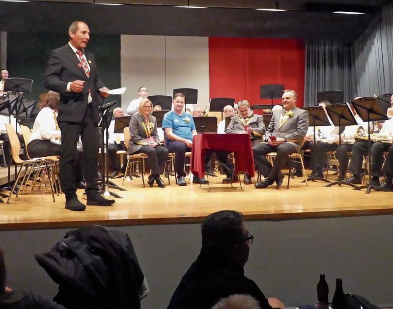 Ehrung von Veteranen: 25 Jahre Sandra Tschudin, 40 Jahre Thomas Wüthrich, Marco Gehrig, Claude Plattner, links Bernhard Zollinger, Musikverband Baselland.
