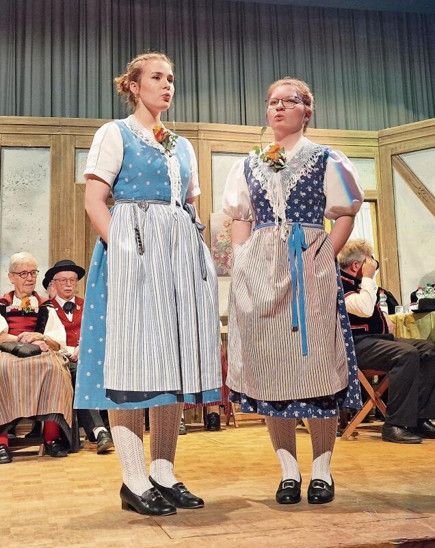 Die jungen Jodlerinnen vom JK Füllinsdorf, Claudia Studer und Flavia Zbinden mit dem Lied «Chas mängisch chum gloube».