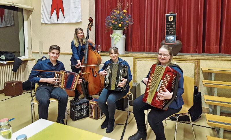 Zmoos-Art Musig: Luca, Florine, Cynthia und Nadine; drei der vier
         
         
            Geschwister sind noch in der Berufslehre. Sie spielten alte und neue 
         
         
            Volksmusik mit bewundernswerter Leichtigkeit.