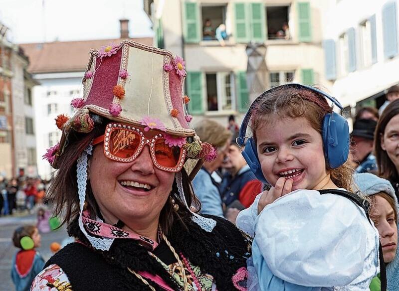 Sie geniessen die Fasnacht.