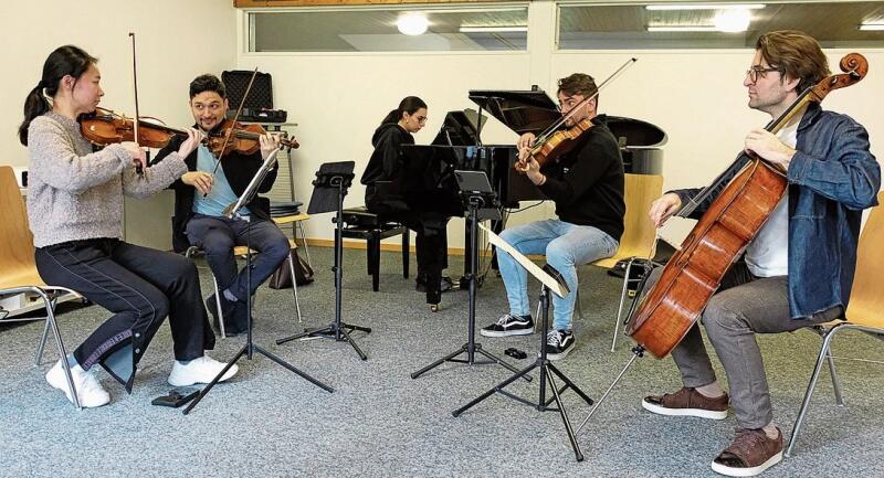 Robert Schumann, Klavierquintett Es-Dur: Üben, unterbrechen, 
         
         
            korrigieren und weiterspielen …  Fotos: T. Brunnschweiler
