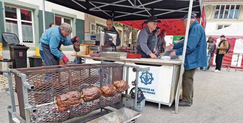 Das 40. Mal am Lausner Markt: Dieter Recher, mit schwarzem Hut, der seine Schweinebraten auf dem Holzkohlegrill anbot.