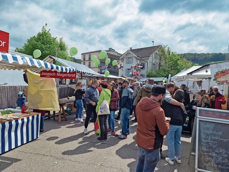 Bunt und fröhlich war der Lausner Markt.Foto: U. Roth