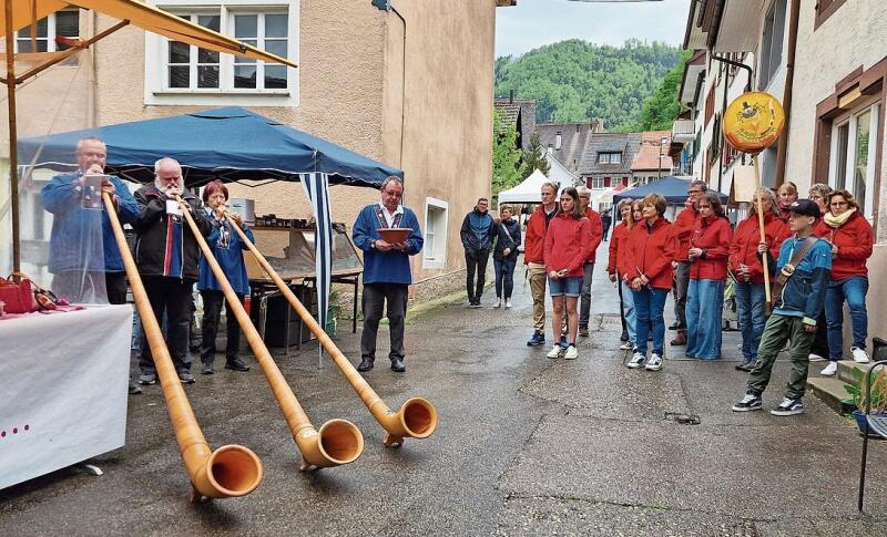 Sie eröffneten den Markt musikalisch, die Onoldswiler Alphornbläser/-inen und die
Dachluckespinner.