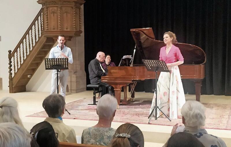 Harmonie auf der Bühne: Andrea Suter, Gérard Wyss und Lionel Andrey (links) musizierten Frühlingslieder unterschiedlich vertont.Fotos: Sander van Riemsdijk