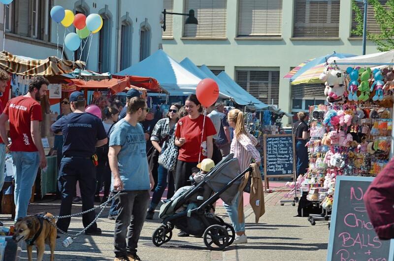 Besucherinnen und Besucher flanierten entlang der über 60 Stände.Fotos: B. Reinhard