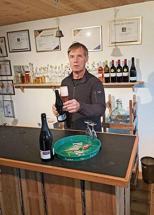 Martin Vogt informierte mit einer Weindegustation in Rünenberg über die Produkte, die er mit seiner Frau Kathrin zusammen verarbeitet und anbietet.
