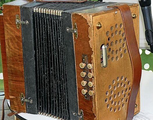 Originalhandorgel der Holzmusig Seltisberg aus dem Jahr 1907, bespielt von Hans Schäfer-Fankhauser. Fotos: U. Fluri