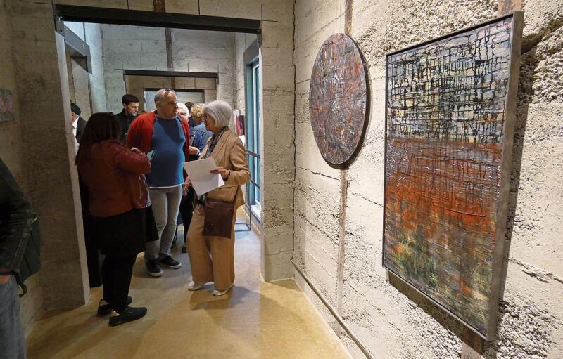 Gäste im Ausstellungsgang, erster Stock des SILO12-Gebäudes.