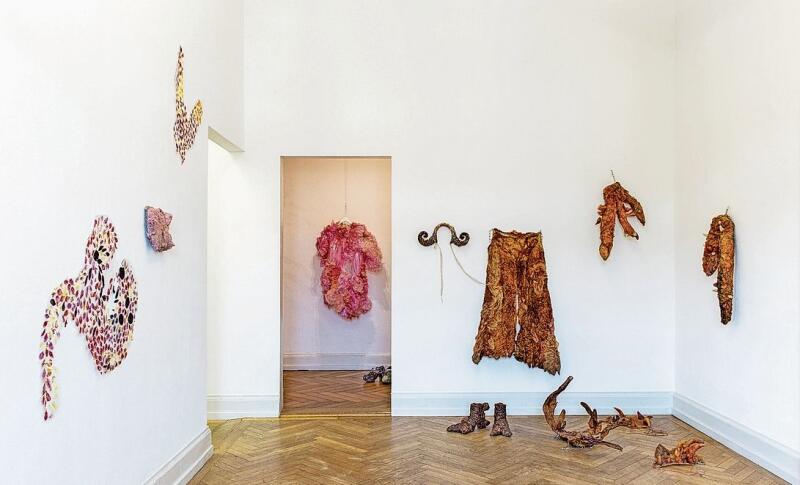 «Art Fashion»: zugleich Kleidungsstücke, Skulpturen, Performancezubehör. Foto: Nina Rieben