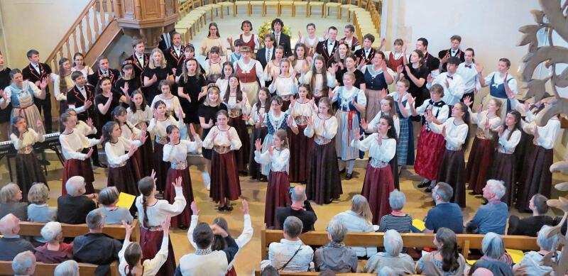 Als Abrundung des einmaligen Konzerts sangen die drei Chöre gemeinsam zwei Lieder.