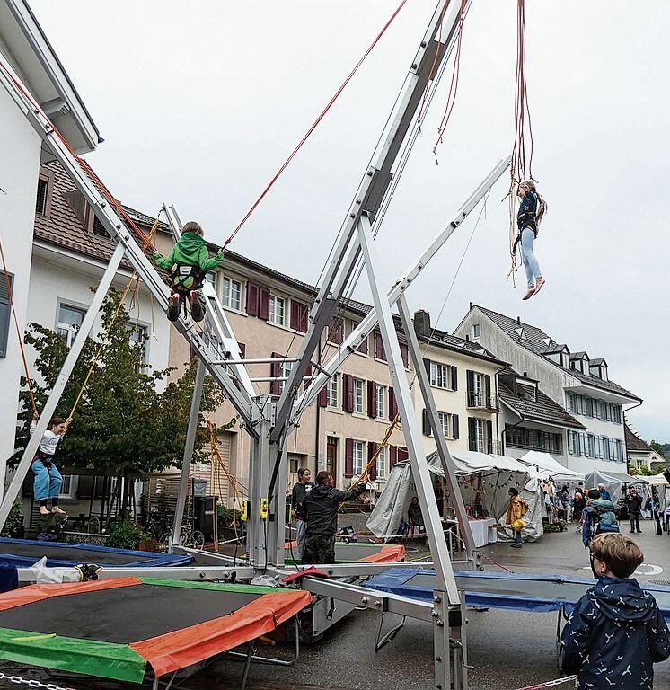 Das Salto-Trampolin war für die Kinder wieder eine grosse Attraktion.