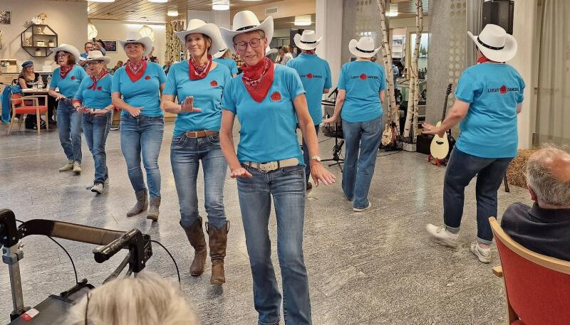 Die «Lucky Rose Dancers» aus Muttenz brachten die Bewohner und Besucher mit ihren Linedance-Einlagen zum Staunen. Fotos: U. Roth