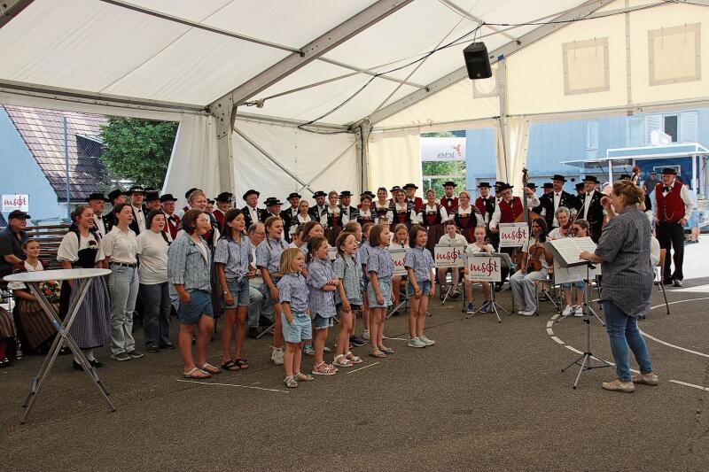 Gabriela Freiburghaus von der Musikschule beider Frenkentäler leitete die Aufführung des Baselbieterlieds.