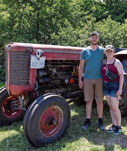 Jan Krähenbühl mit Partnerin vor seinem Massey Ferguson 95 Super.