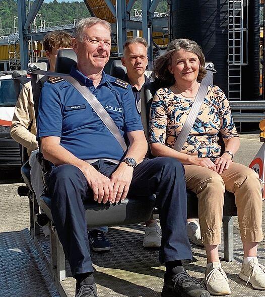 Polizeikommandant Mark Burkhard und Regierungsrätin Kathrin Schweizer sitzen angeschnallt auf dem Aufprallsimulator.