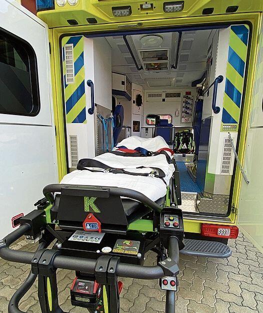 Der Blick in das unbekannte Innere eines Rettungsfahrzeuges der Sanität.