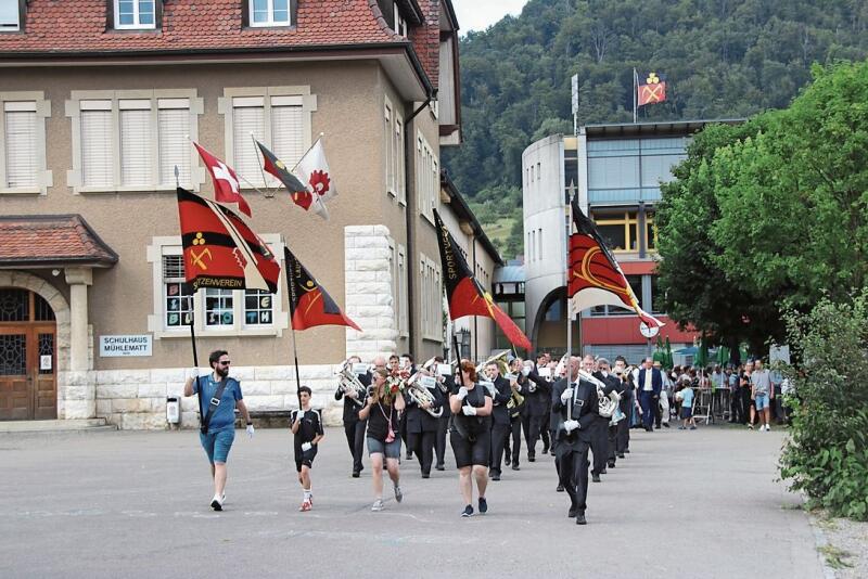 Eine Fahnendelegation führte den Festumzug an.