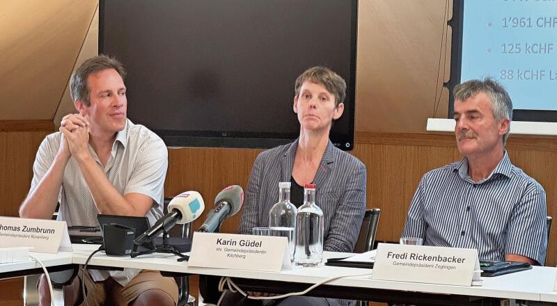 Thomas Zumbrunn, Karin Güdel und Fredi Rickenbacher (v. l.) sind zuversichtlich, dass die Fusion ihrer drei Gemeinden in einigen Jahren realisiert sein wird.Fotos: T. Immoos