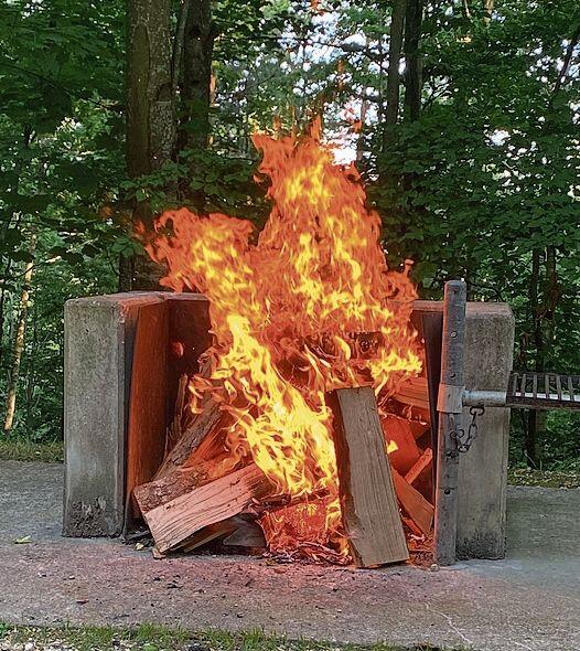 Der Grill wurde mächtig eingeheizt.