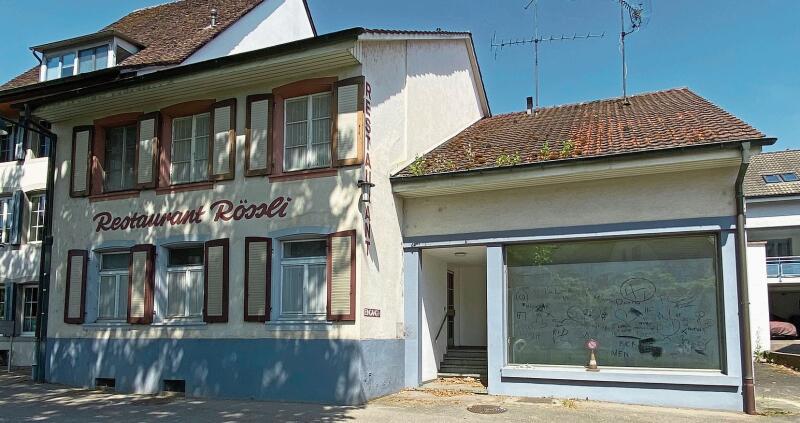 Das «Rössli» an der Ziefner Hauptstrasse kann jetzt weiter saniert werden. Nach dem einholen der Unternehmerofferten soll der neue Baustart im Spätherbst dieses Jahres erfolgen. Fotos: W. Wenger