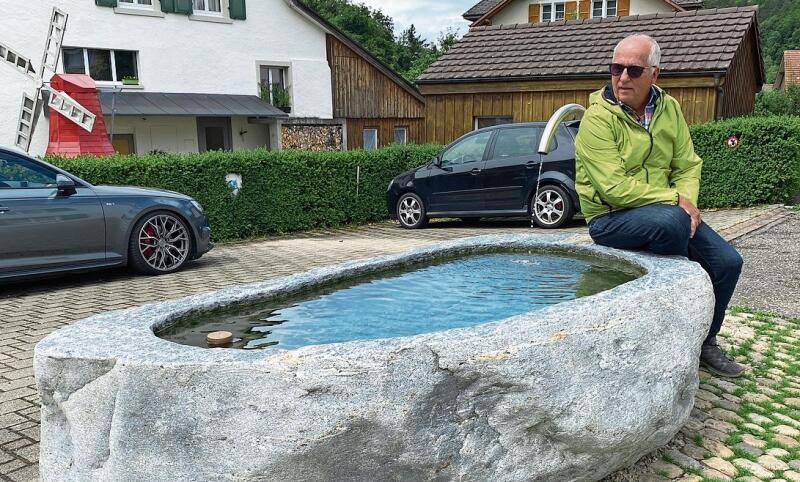 Gemeindepräsident Fritz Sutter am Dorfbrunnen am Chesiweg.Fotos: W. Wenger
