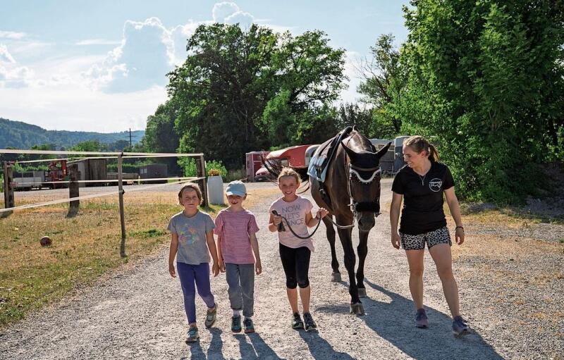 Mit dem Pferd gemeinsam auf Entdeckertour. Fotos: fotosmile, Muttenz