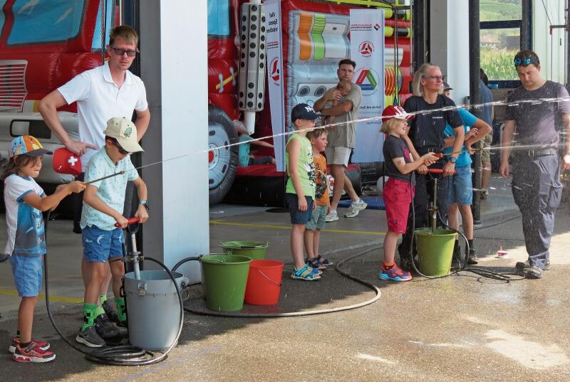 Die Kinder hatten an den verschiedenen Wasserposten ihre grosse Freude.