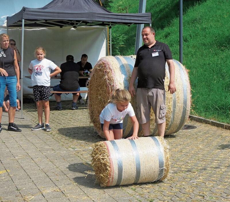 Das Strohballenrollen erwies sich als tückisch.