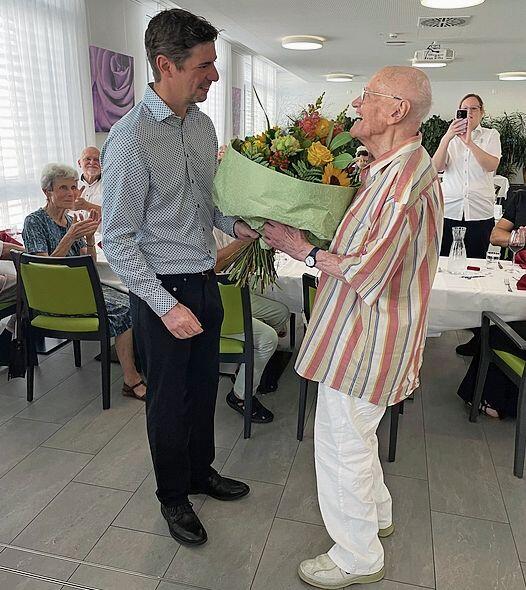 Amtskollegen: Landratspräsident 2025 Reto Tschudin überreicht Fritz Epple, Landratspräsident 1979, einen Blumenstrauss.