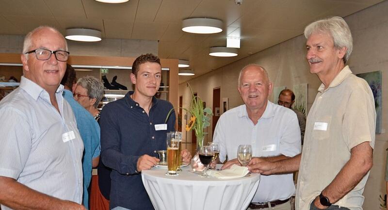 Reigoldswiler Gemeindepräsident Fritz Sutter, David Lüthi (Öpfelhüsli), Hansruedi Wirz (Wirz Obstbau und Brennerei) und Alex Bärtschi (AMB Consulting) im Gespräch (v. l.).
