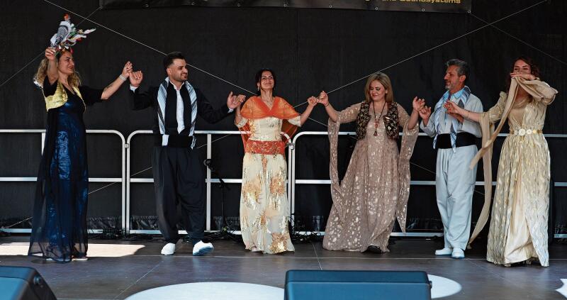Schöner Tanz in schönen Kleidern: Kurdischer Kulturverein Ashti. Fotos: B. Eglin