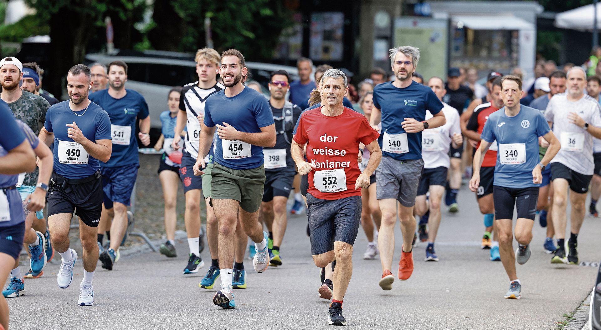 Die Läuferinnen und Läufer kurz vor dem Abbiegen auf die Aussenstrecke. Fotos: M. Herrmann