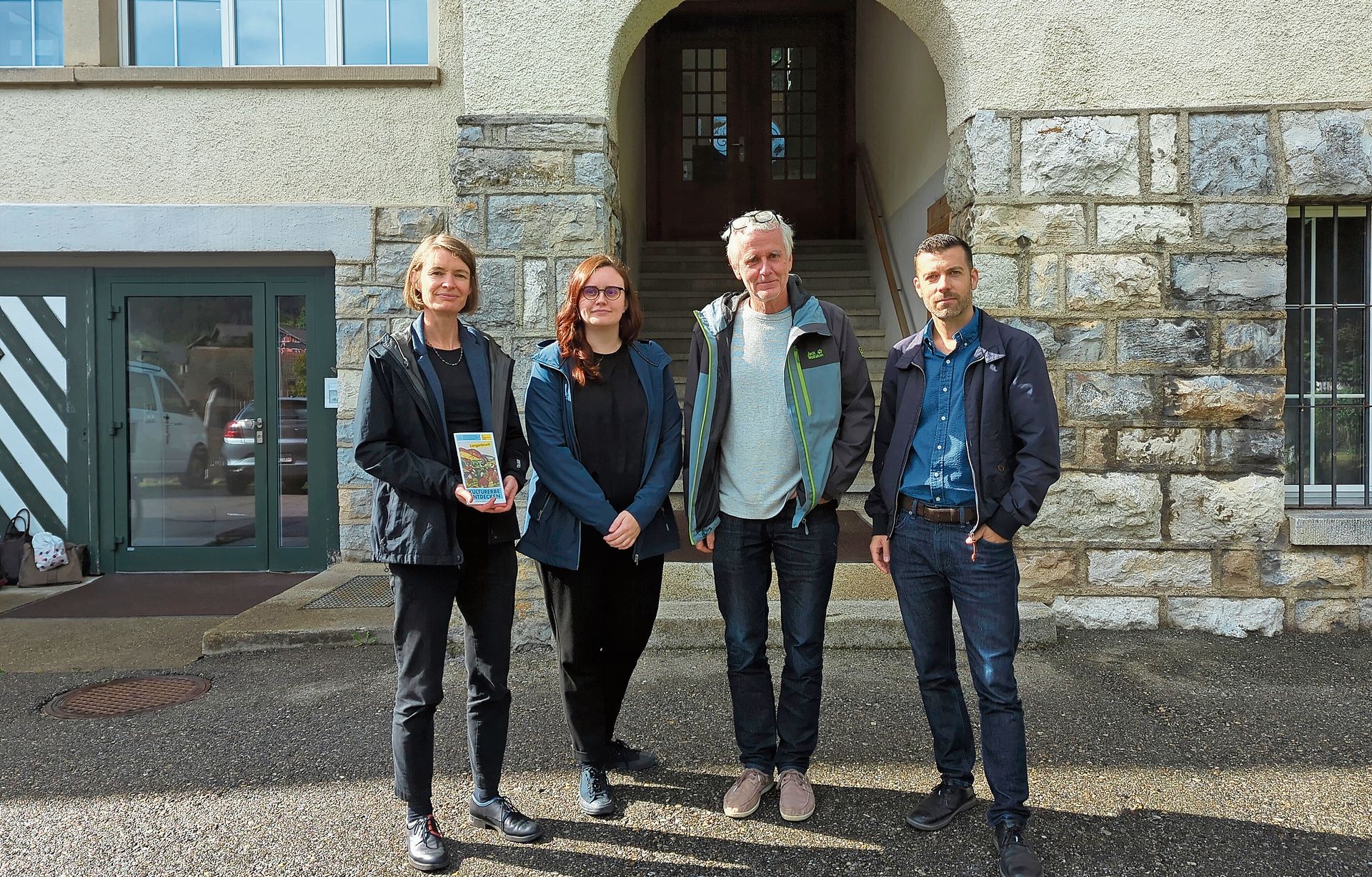 Vor dem Eingang der Revue Thommen: Denkmalpflegerin Sabine Sommerer, Lena Pflüger (Denkmalpflege), Hans Weber (Gemeinderat Langenbruck) und Philippe Allemann (Denkmalpflege).  Foto: M. Schaffner