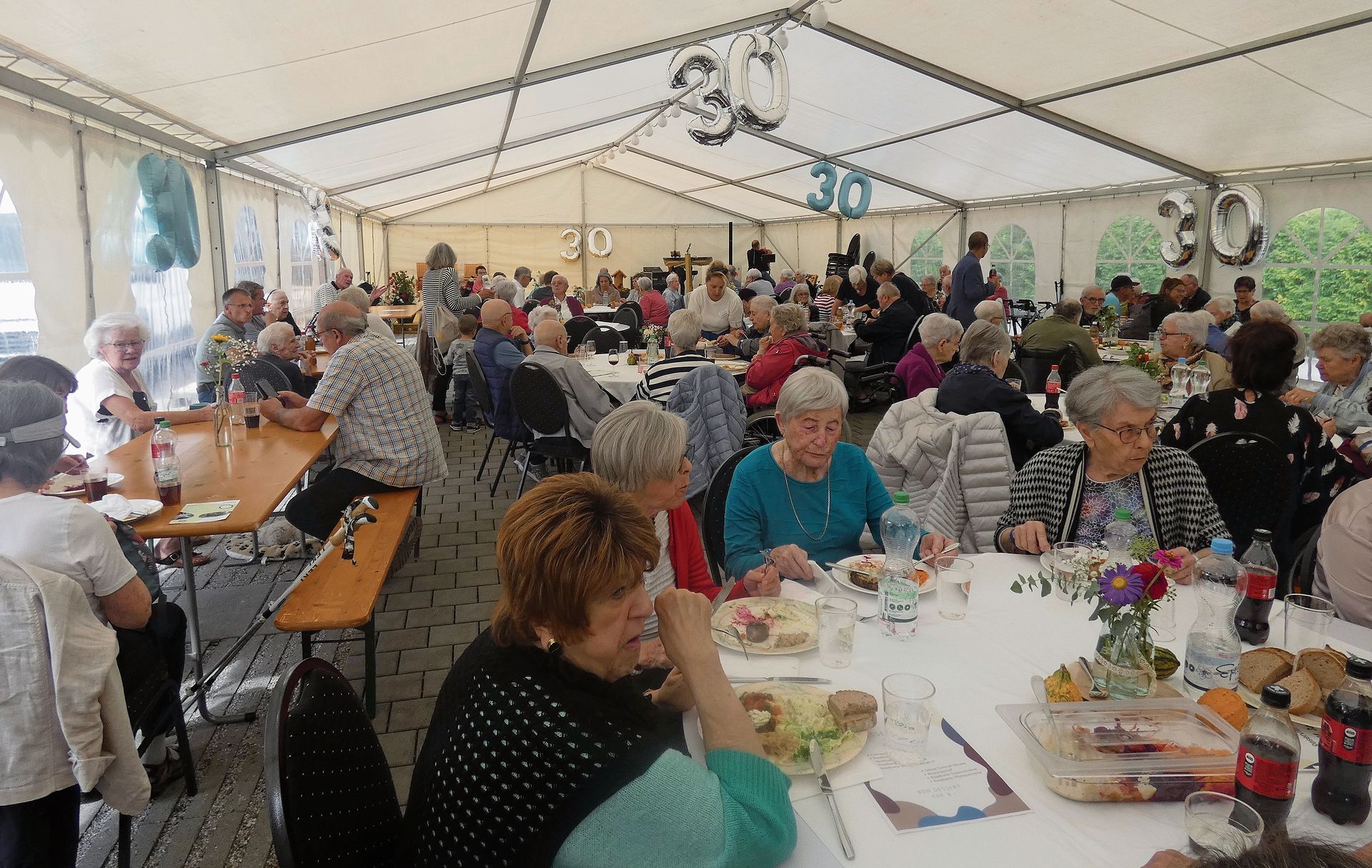 Mittagessen der Gäste im Jubiläumszelt mit musikalischer Unterhaltung. 