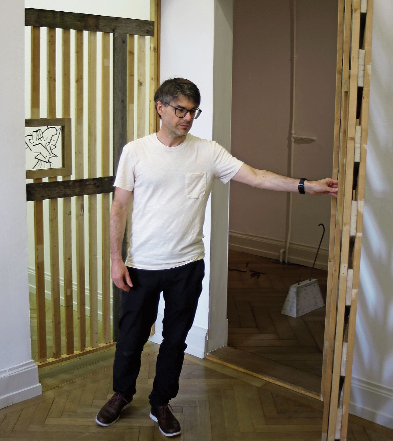 Kurator Michael Babics öffnet die imaginären Schlosspforten zur Ausstellung. 