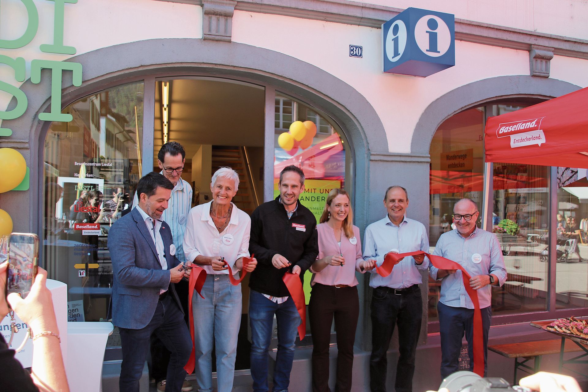 Das neue Besuchszentrum an der Rathausstrasse 30 ist eröffnet. Von Links: Stadtpräsident Daniel Spinnler; Martin Scheller, Besuchszentrum; Beatrice Rieder, Liestal Tourismus; Michael Kumli, Baselland Tourismus; Marion Ernst, Zentrums-Managerin; Stefan Hess, DISTL; Andreas Lutz, Wanderwege beider Basel. Fotos: M. Schaffner
