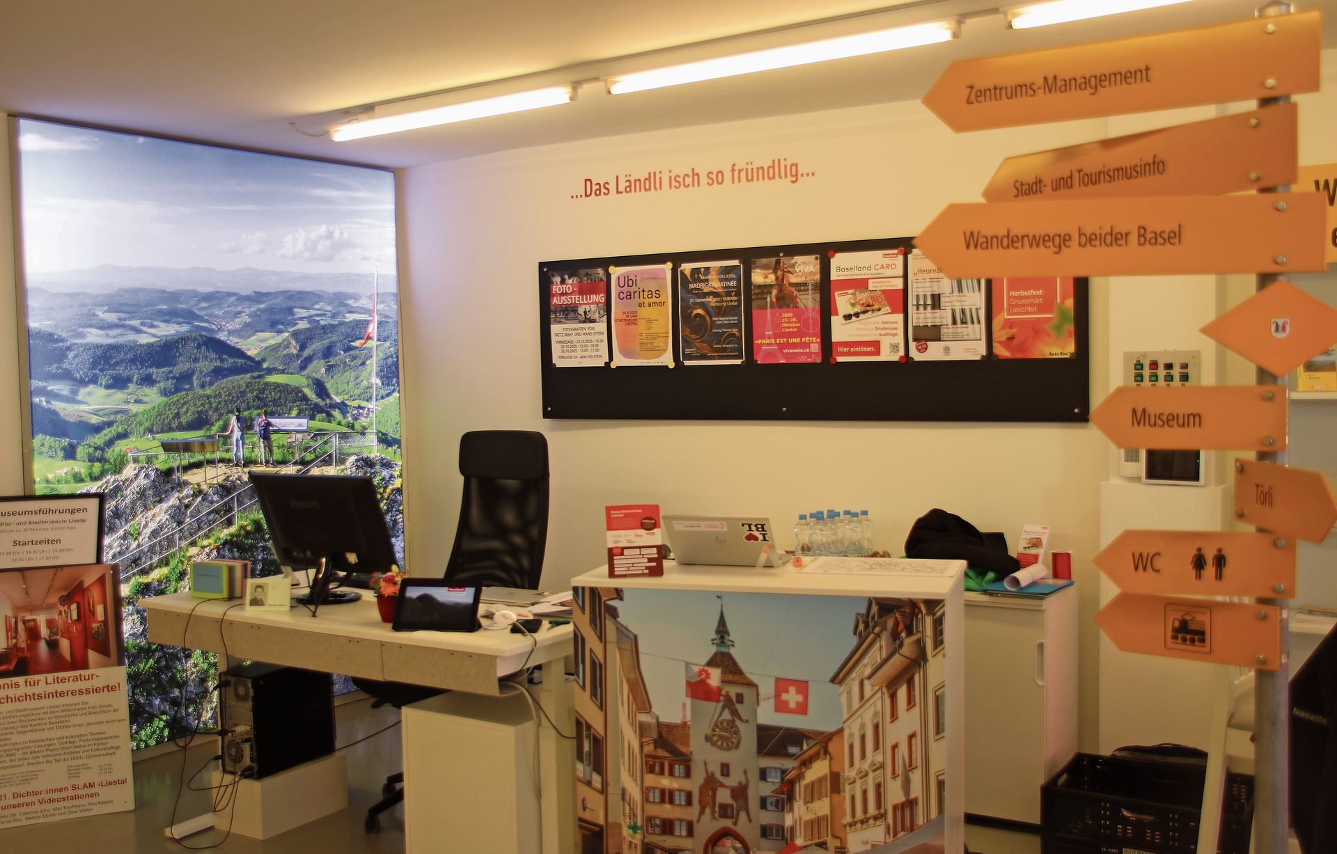 «Das Ländli isch so fründlig»: Am Welcome-Desk werden Besucher/-innen empfangen.