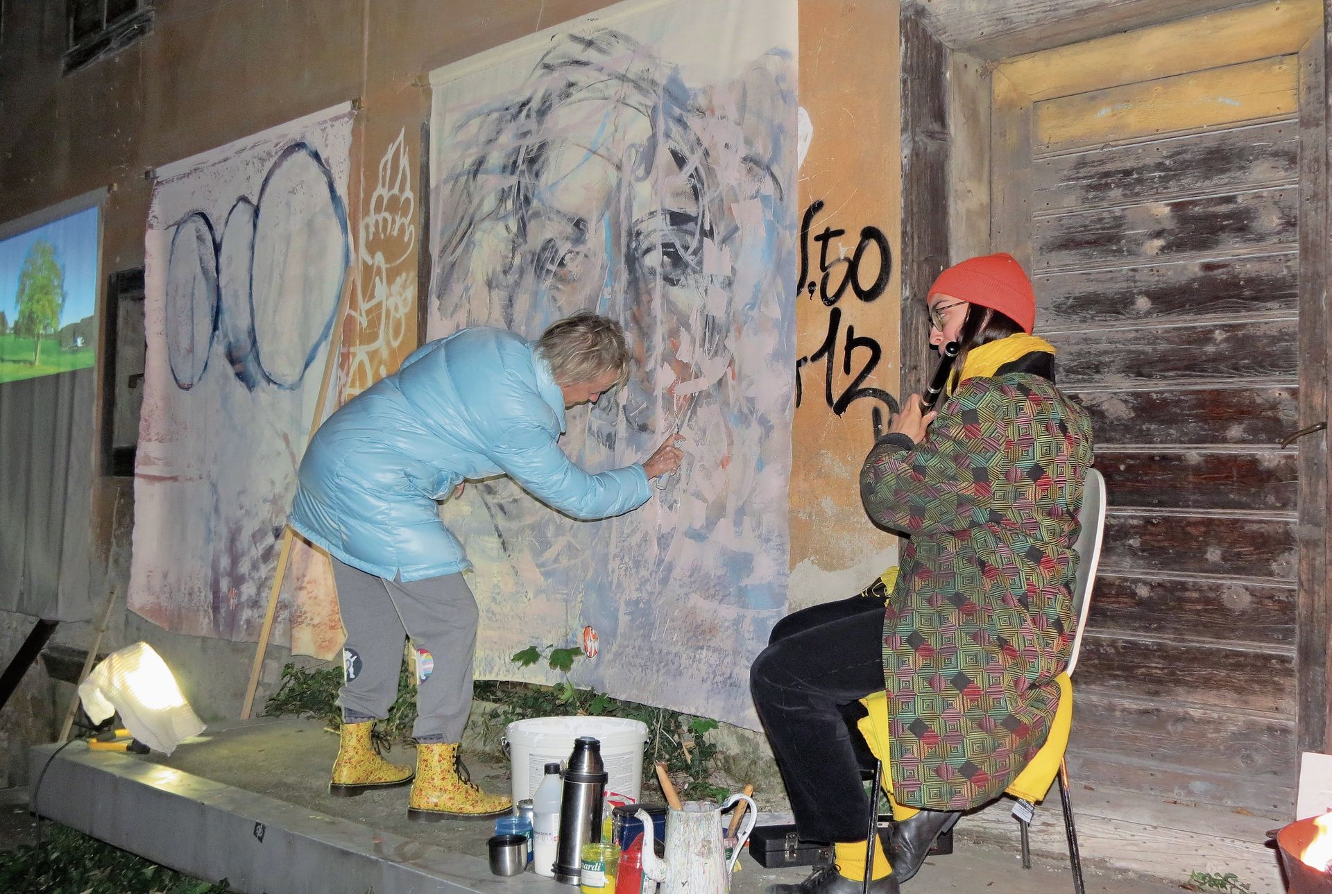 Im Freilichtatelier am Schluuch präsentierten die Künstlerin Heinke Torpus und die Musikerin Deborah Regez ein Zusammenspiel von Kunst und Musik.Fotos: S. van Riemsdijk